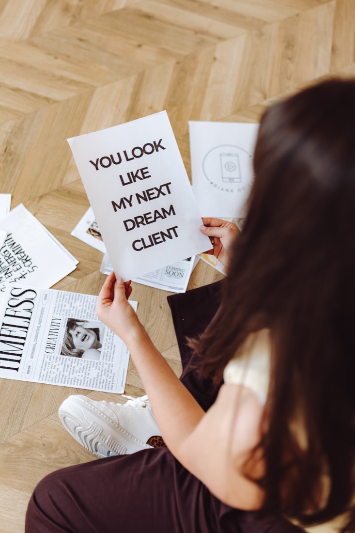Diana trzyma kartkę z napisem You look like my next dream client